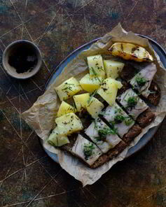 Скумбрия на бородинских тостах с соусом сальса верде