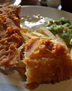 Филе трески в корочке из картофельных чипсов с соусом тартар