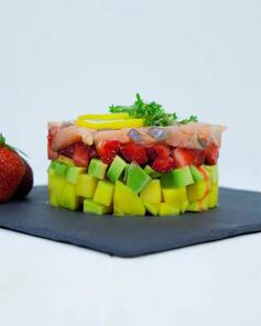 Летний тартар с лососем