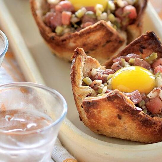 Рецепт стейка тартар с перепелиным яйцом в корзиночках из тостов