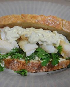 Сэндвич с рыбными пальчиками и тартаром