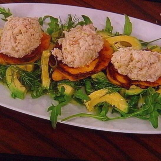 Рецепт тартара из форели на блинчиках из батата, авокадо-рукола салат