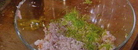 тартар из форели на блинчиках из батата, авокадо-рукола салат. Шаг 5