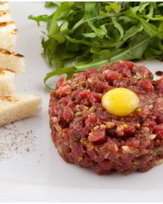 Тартар из говядины с каперсам, грибами и красным луком