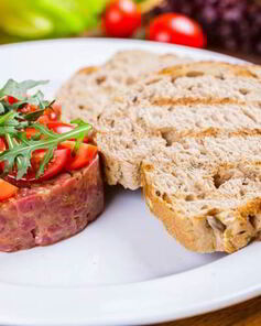 Тартар из говядины с каперсами и помидорами