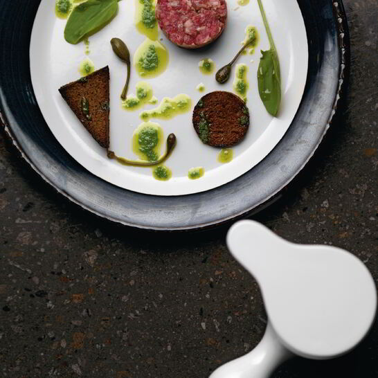 Рецепт тартара из говядины с щавелем, каперсами и сухарями