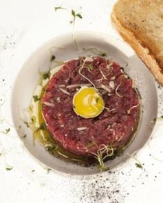 Тартар из говядины с трюфельным маслом