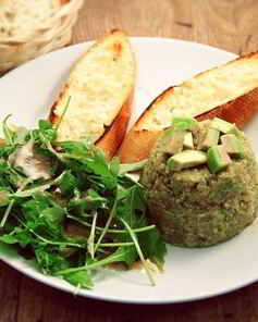 Тартар из киноа с авокадо