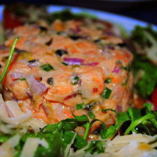 Рецепт тартара из лосося с салатом рукола-помидоры