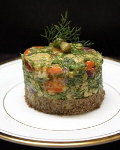 Тартар из лосося с бородинским хлебом