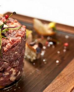 Тартар из утиной грудки и фуа-гра с дымом