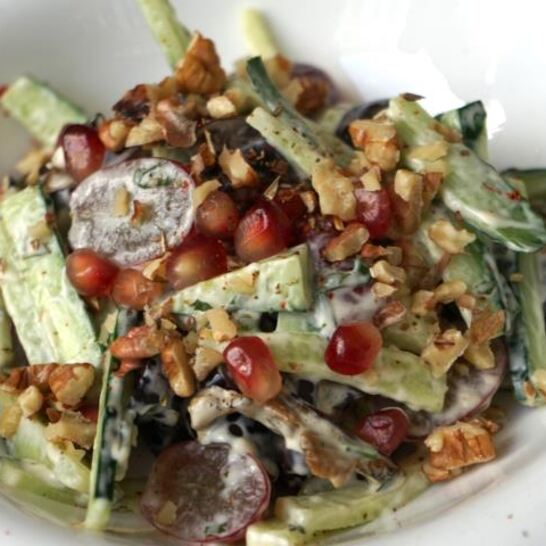 Рецепт салата с печеными баклажанами и свежими овощами