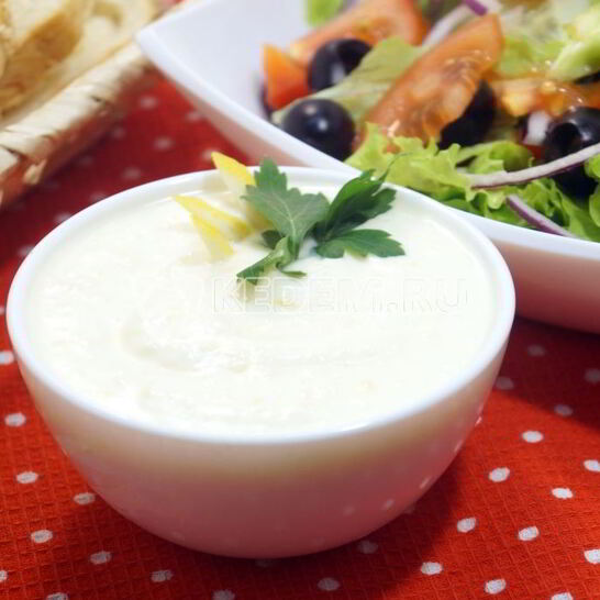 Рецепт сырного соуса-заправки для салатов