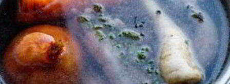 базовый куриный бульон с перепелиными яйцами. Шаг 3