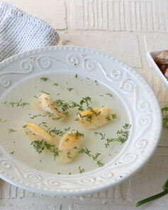 Бульон из цесарки с яичными клецками