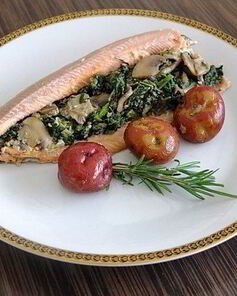 Форель со шпинатом в овощном бульоне