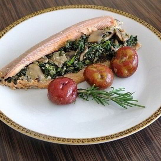 Рецепт форели со шпинатом в овощном бульоне
