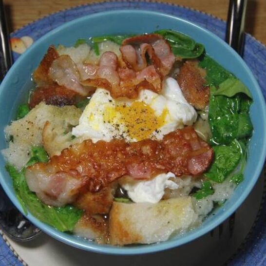 Рецепт куриного бульона с яйцом и беконом