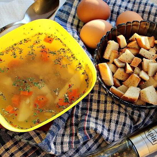 Рецепт куриного бульона с яйцом, морковью и сухариками