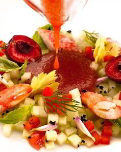 Гаспачо с черешней и крабом