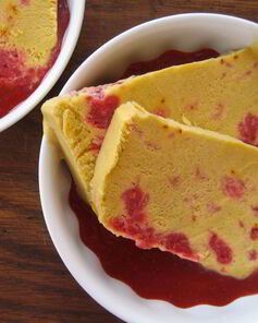 Клубничный гаспачо с семифреддо из манго, малины и шафрана