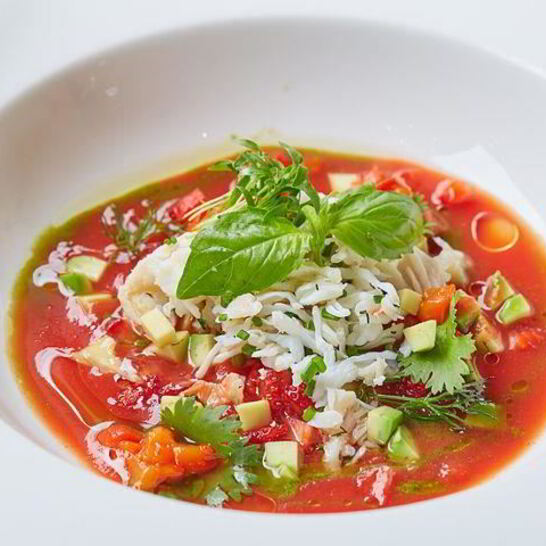 Рецепт томатного супа гаспачо с печеным болгарским перцем, авокадо, мясом камчатского краба и тартаром из клубники
