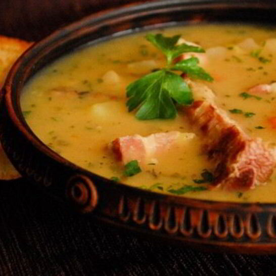 Рецепт ароматного горохового супа с ребрышками и грудинкой