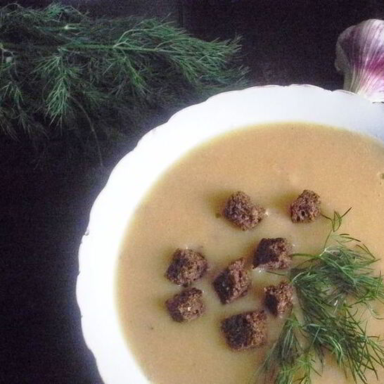 Рецепт легкого горохового супа с чесночными гренками