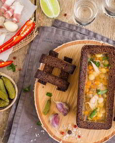 Наваристый гороховый суп с уткой в хлебном горшочке