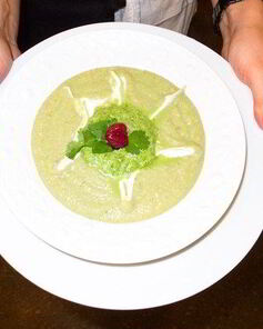 Холодный суп из авокадо с приправой из кинзы