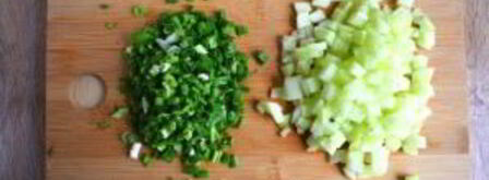 холодный суп из кефира с огурцами и зеленью. Шаг 3