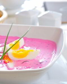 Холодный суп из свеклы с огурцами, щавелем и березовым соком