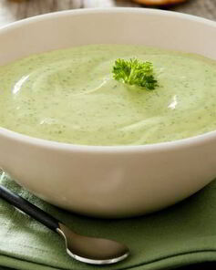 Холодный суп-пюре из цуккини и козьего сыра