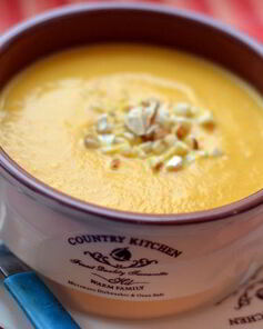 Крем-суп из моркови с миндальным орехом