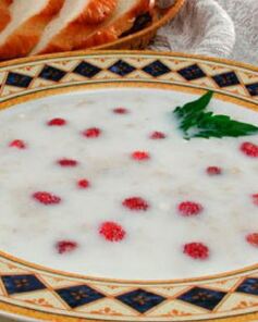 Молочный суп с земляникой