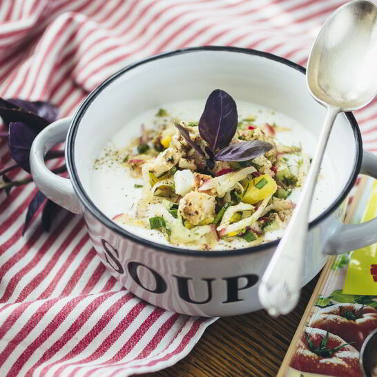 Рецепт окрошки с куриной грудкой на кефире