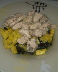 Бобовая похлебка с индейкой, ананасом и сельдереем