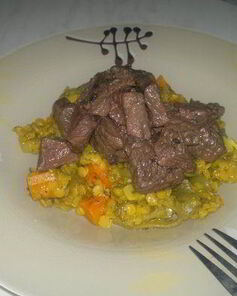 Чечевичная похлебка с тыквой, луком и куркумой и говядина в вине