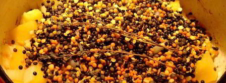 густая тыквенная похлебка с чечевицей, тефтелями и копчеными колбасками. Шаг 3