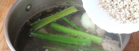 рассольник с перловкой и солеными огурцами с говядиной. Шаг 6