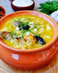 Кислые щи с утиными потрошками и черносливом