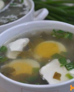Щавелевые щи с яйцом на курином бульоне