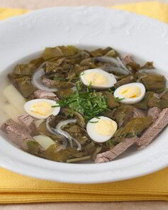 Щи щавелевые с говядиной и перепелиными яйцами