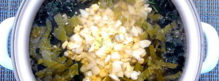 зеленые щи с крапивой и щавелем с яйцом. Шаг 11