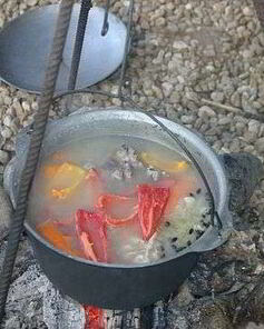 Шурпа в казане на костре