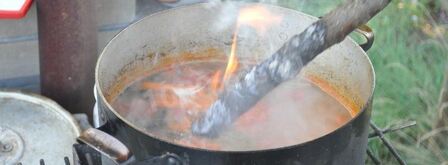 вкусный суп шурпа на костре в казане. Шаг 9