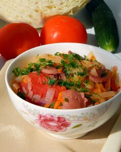 Солянка из капусты с сосисками в мультиварке