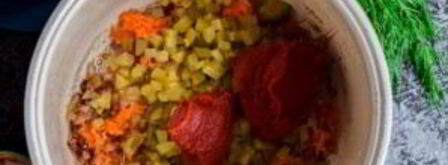 солянка с колбасой и маслинами. Шаг 6