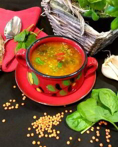 Суп из чечевицы с мясным фаршем и шпинатом