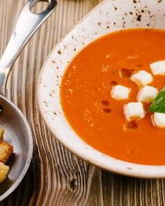 Томатный суп-пюре с моцареллой